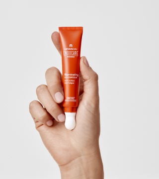 3. endocare_radiance_illuminating-eye-contour_packshot_grey-background_in-hand_2026