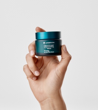 3. endocare_tensage_firming-nourishing-cream_packshot_grey-background_in-hand_2026