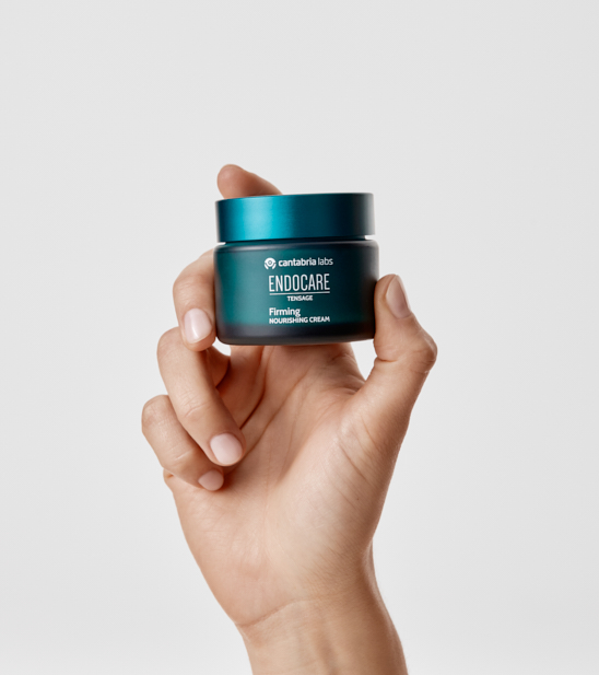 3. endocare_tensage_firming-nourishing-cream_packshot_grey-background_in-hand_2026