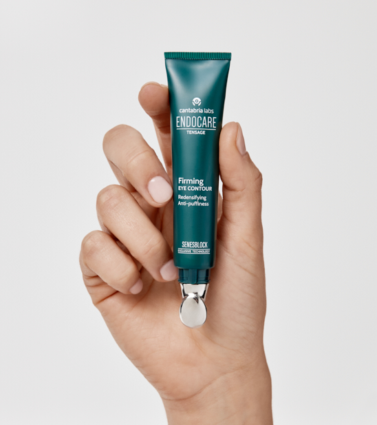 3. endocare_tensage_firming-eye-contour_packshot_grey-background_in-hand_2026