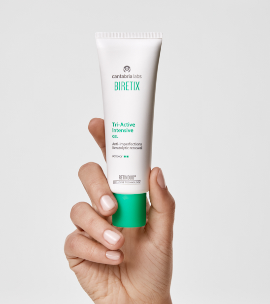 3. biretix _tri-active-intensive-gel_packshot_grey-background_in-hand_2026