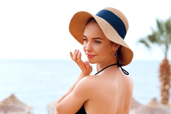Mujer aplicando productos para regenerar la piel en verano